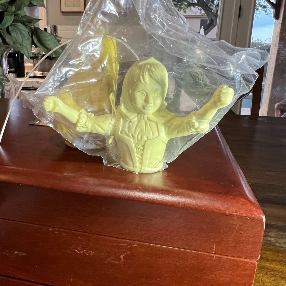 Vintage Avon Yellow Swinging Girl Figurine
“ Skip a Rope “ Perfume Bottle - Picture 8 of 9